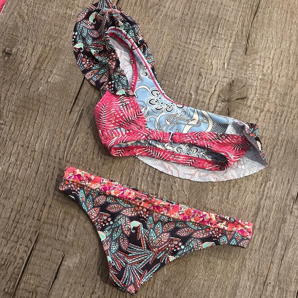 (SET) Maaji Birds of Paradise Reversible Bikini. - Picture 3 of 6
